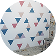 proceso de pintado de la pared pintada con triángulos multicolores del vertedero esta lleno de Picassos